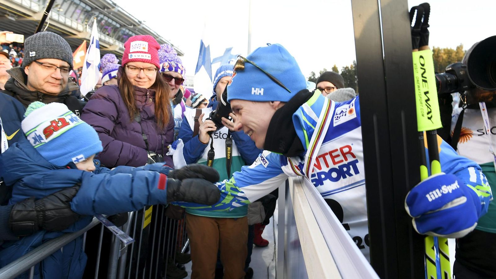 Suvi-vaimo ja Herkko-poika ottivat Heikkisen vastaan 2017 Lahti