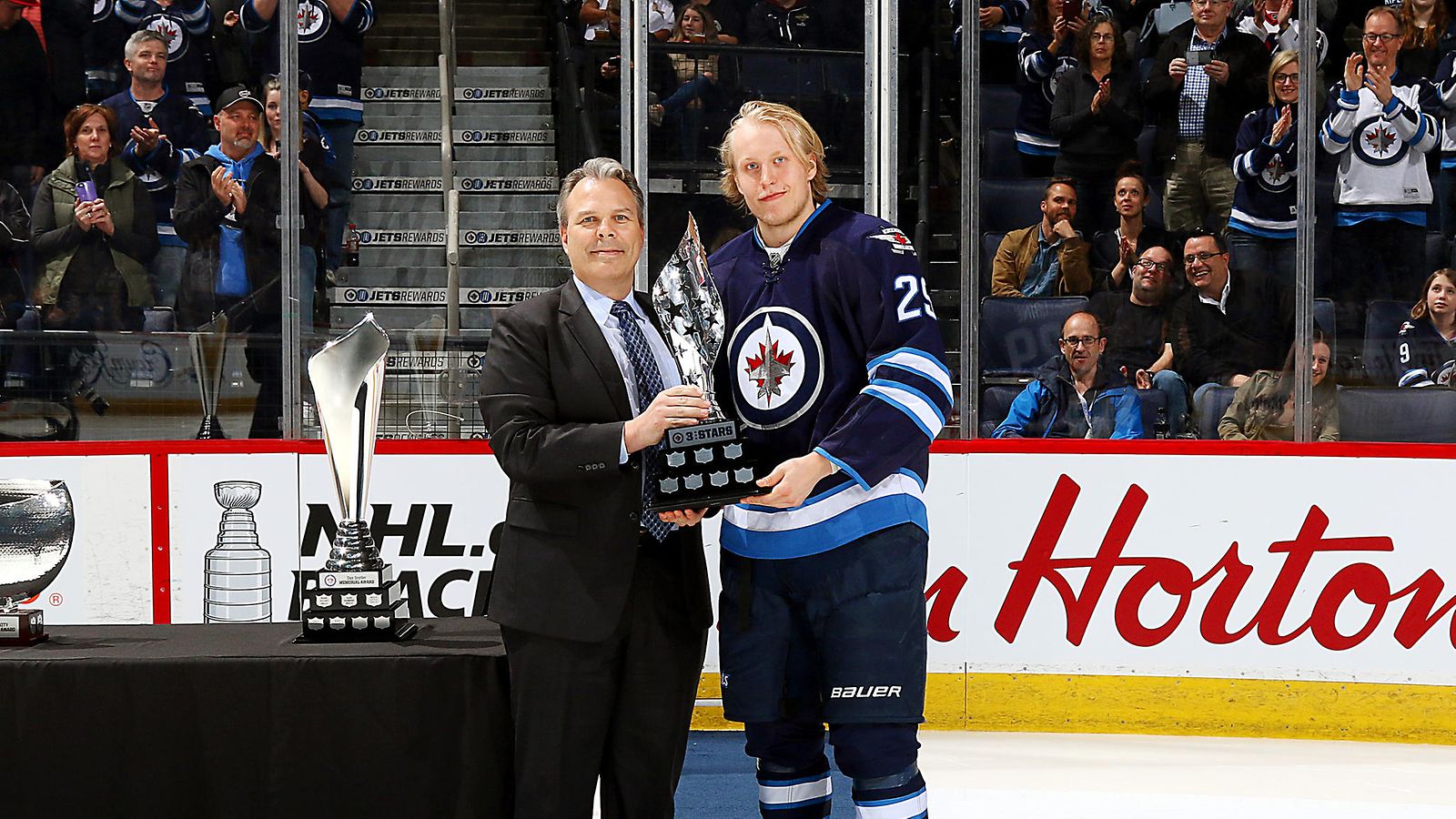 Kevin Cheveldayoff ja Patrik Laine 2017