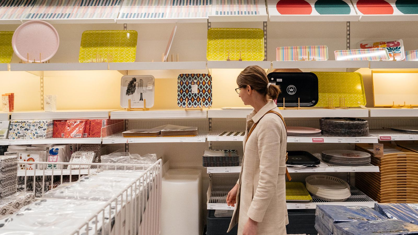 ikea nainen ostoksilla