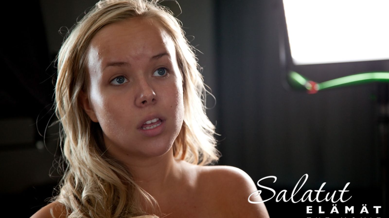 Salatut elämät -elokuvan kuvauksissa: Sara Säkkinen (Peppi Puolakka)