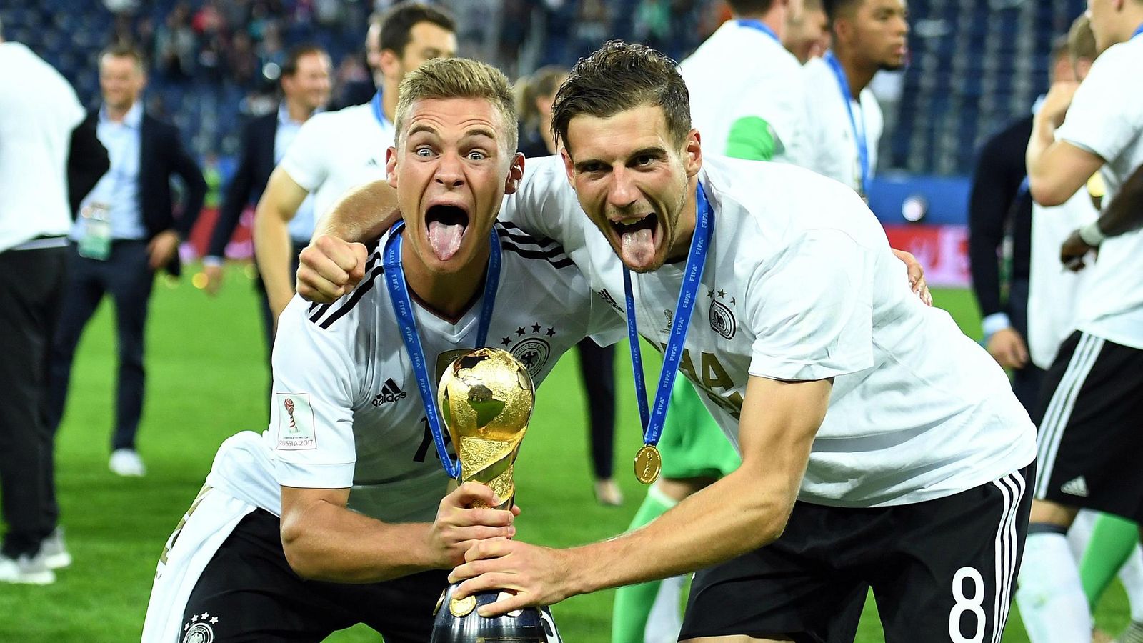 Saksan pelaajat juhlimassa Confederations Cupin voittoa