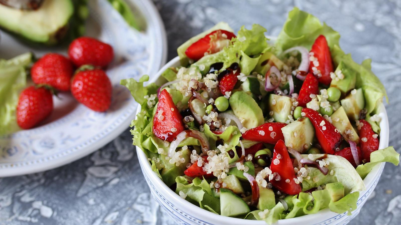 salaatti quinoa mansikat avokado lounas