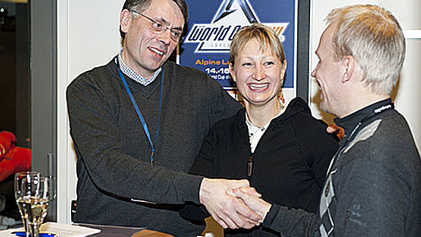 Jouni Palosaari (vas.), Tanja Poutiainen ja Jussi Töyrylä allekirjoittivat yhteistyösopimusen. Kuva: Saara Autere/Jkpromo