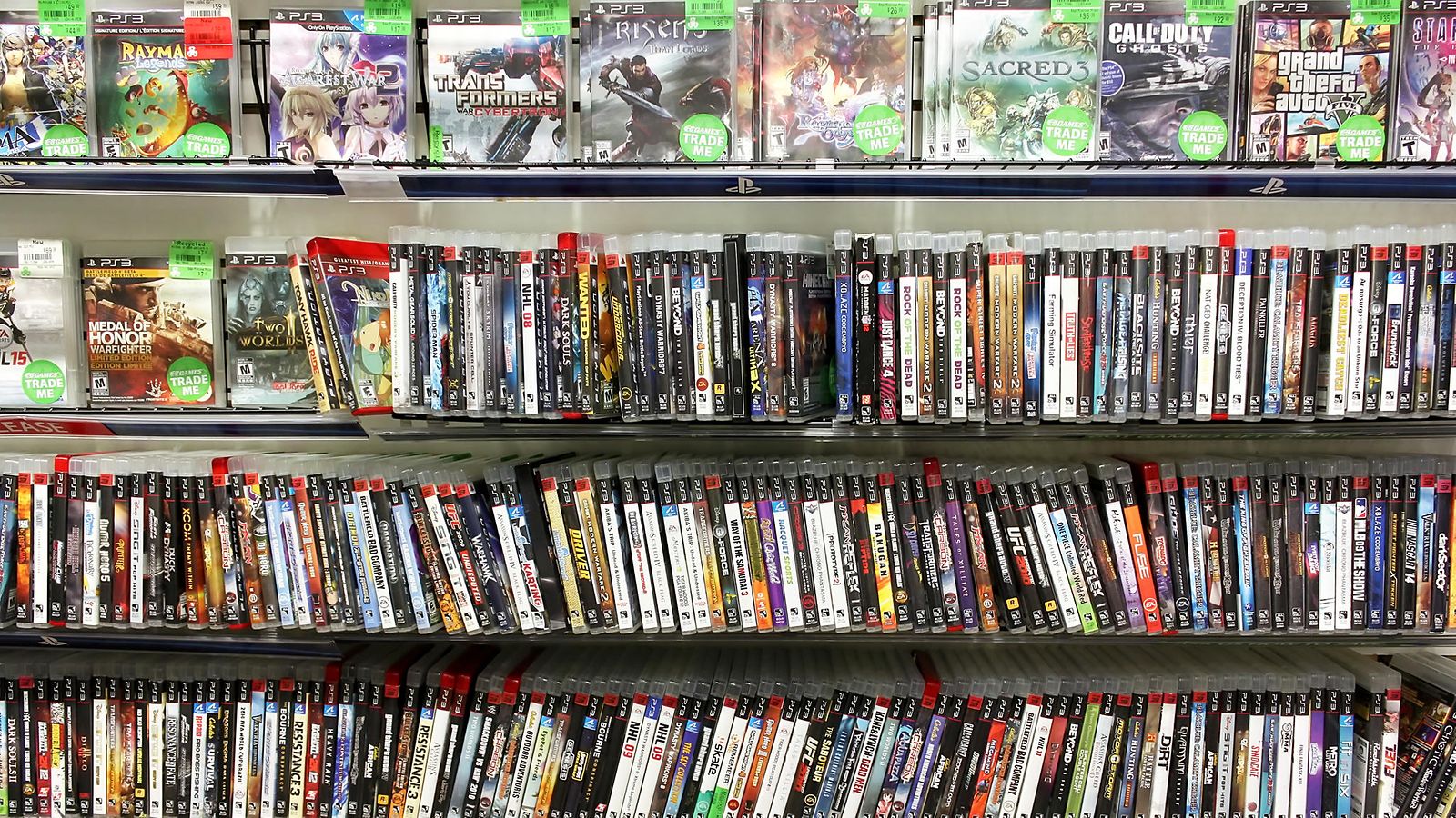 videopeli pelikauppa pelihylly