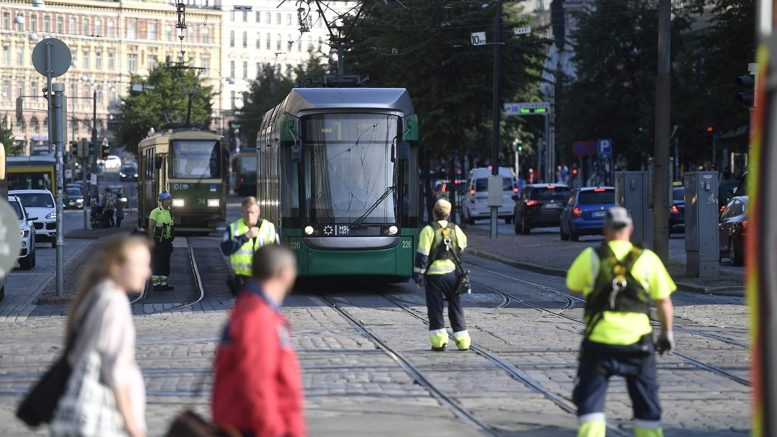 Kaapeli putosi raiteille Mannerheimintien ja Kaivokadun kulmassa, ja risteykseen jäi jumiin raitiovaunu. Onnettomuus tapahtui ruuhka-aikana ja liikenne ruuhkautui pahoin.