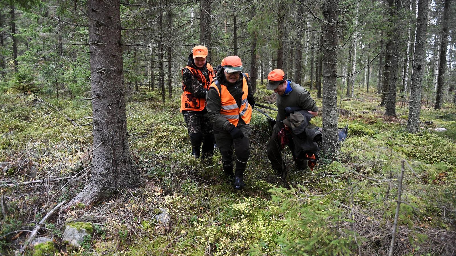 jahtiporukka hirvenmetsätys metsästäjiä
