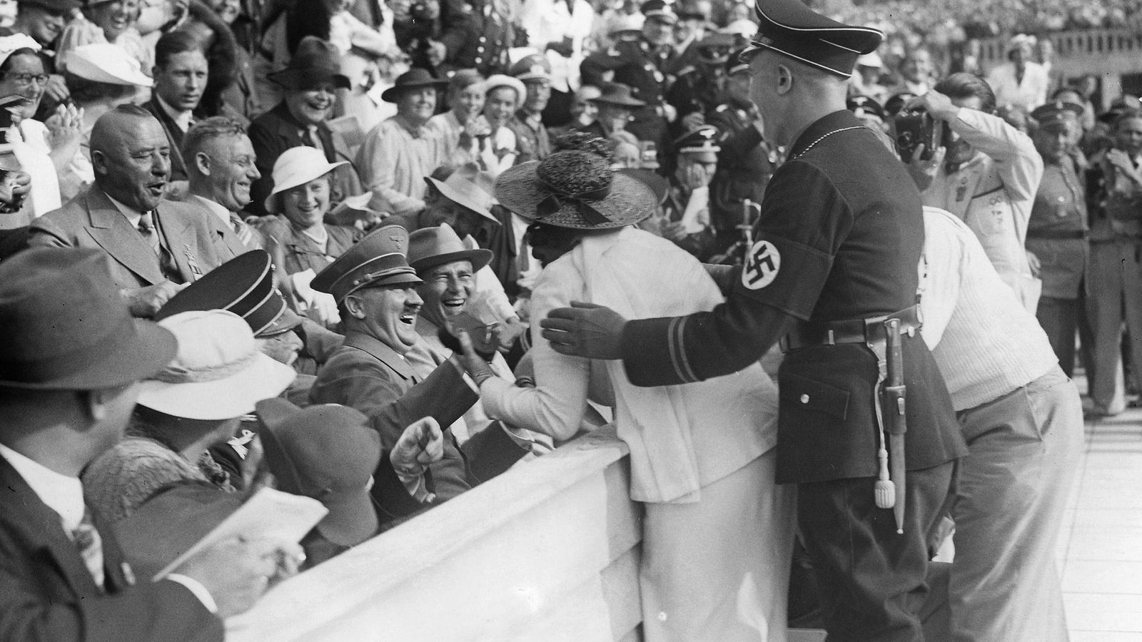 Kalifornialainen Carla De Vries suutelee Adolf Hitleriä vuoden 1936 olympialaisissa