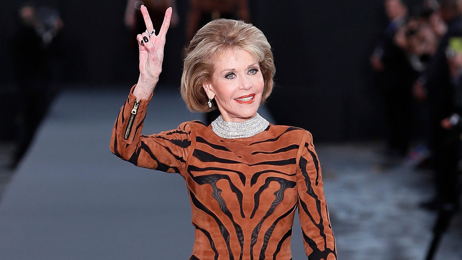 Jane Fonda 1.10.2017 vaaka Pariisin muotiviikoilla