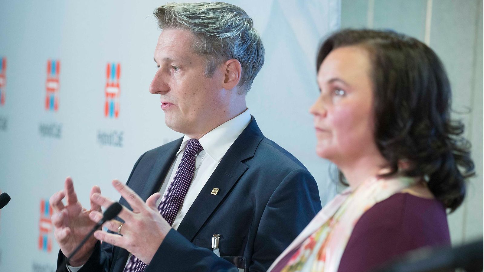 Hybridiosaamiskeskuksen kansainvälisten suhteiden päällikkö Juha Mustonen ja tutkimusjohtaja Hanna Smith.