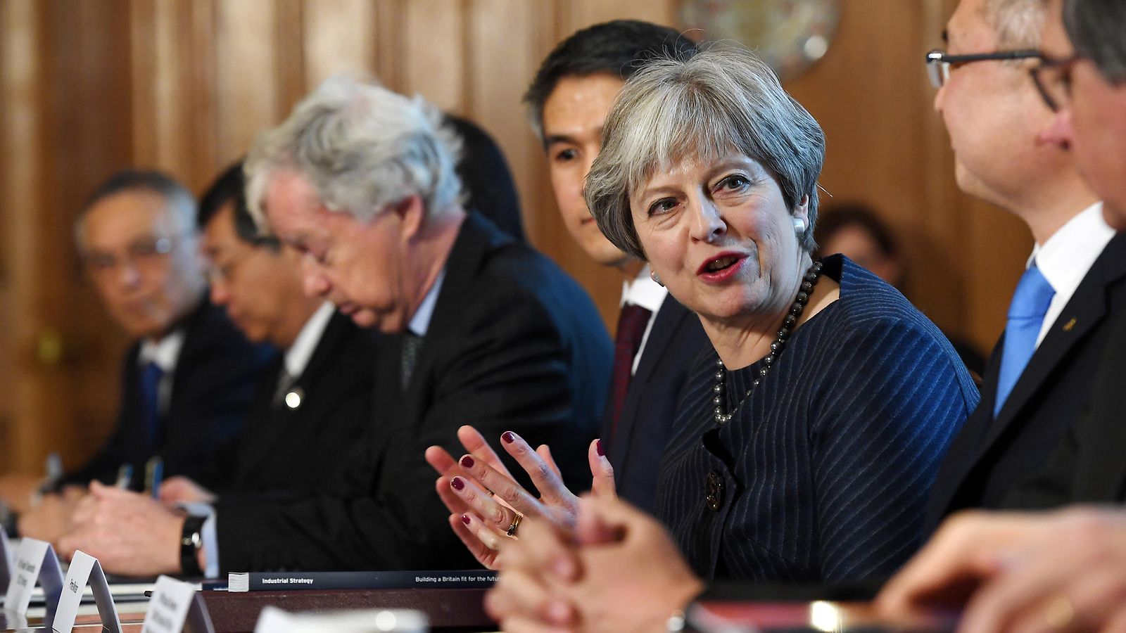 EPA Theresa May tapasi japanilaisia