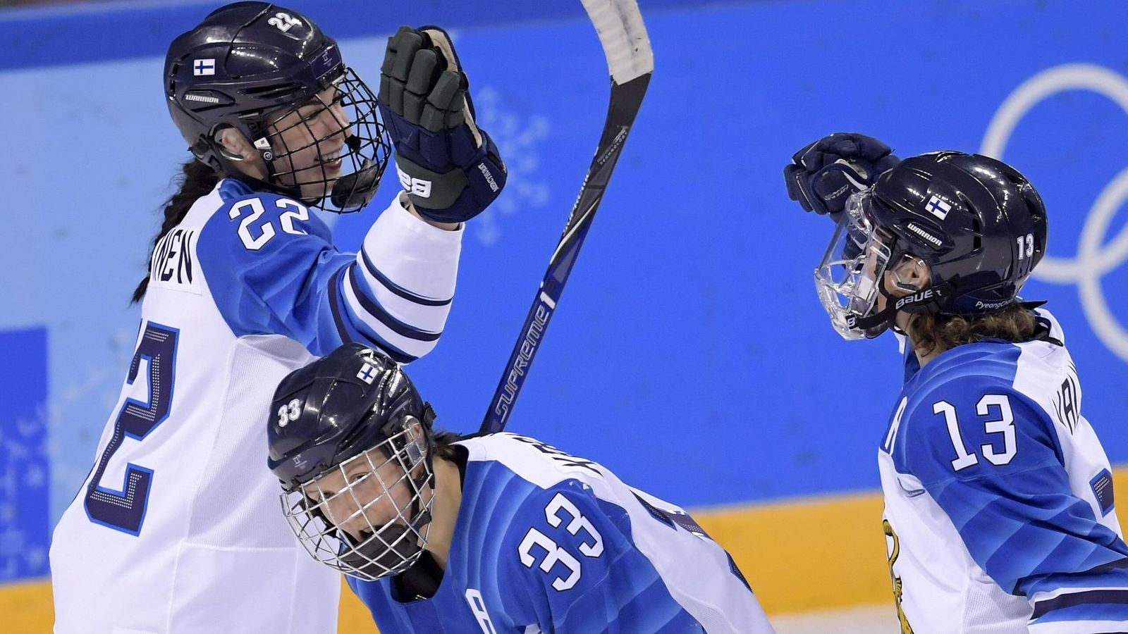 Naisleijonat riemuitsevat maalia venäläisiä olympiaurheilijoita vastaan.