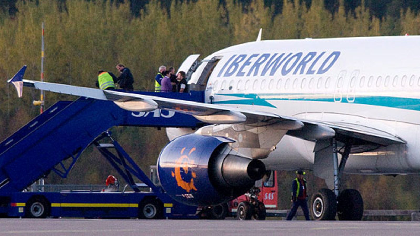 Iberworldin charter-lennon pakkolasku Tukholmaan lokakuussa 2007 (Kuva: EPA/JOHAN NILSSON)