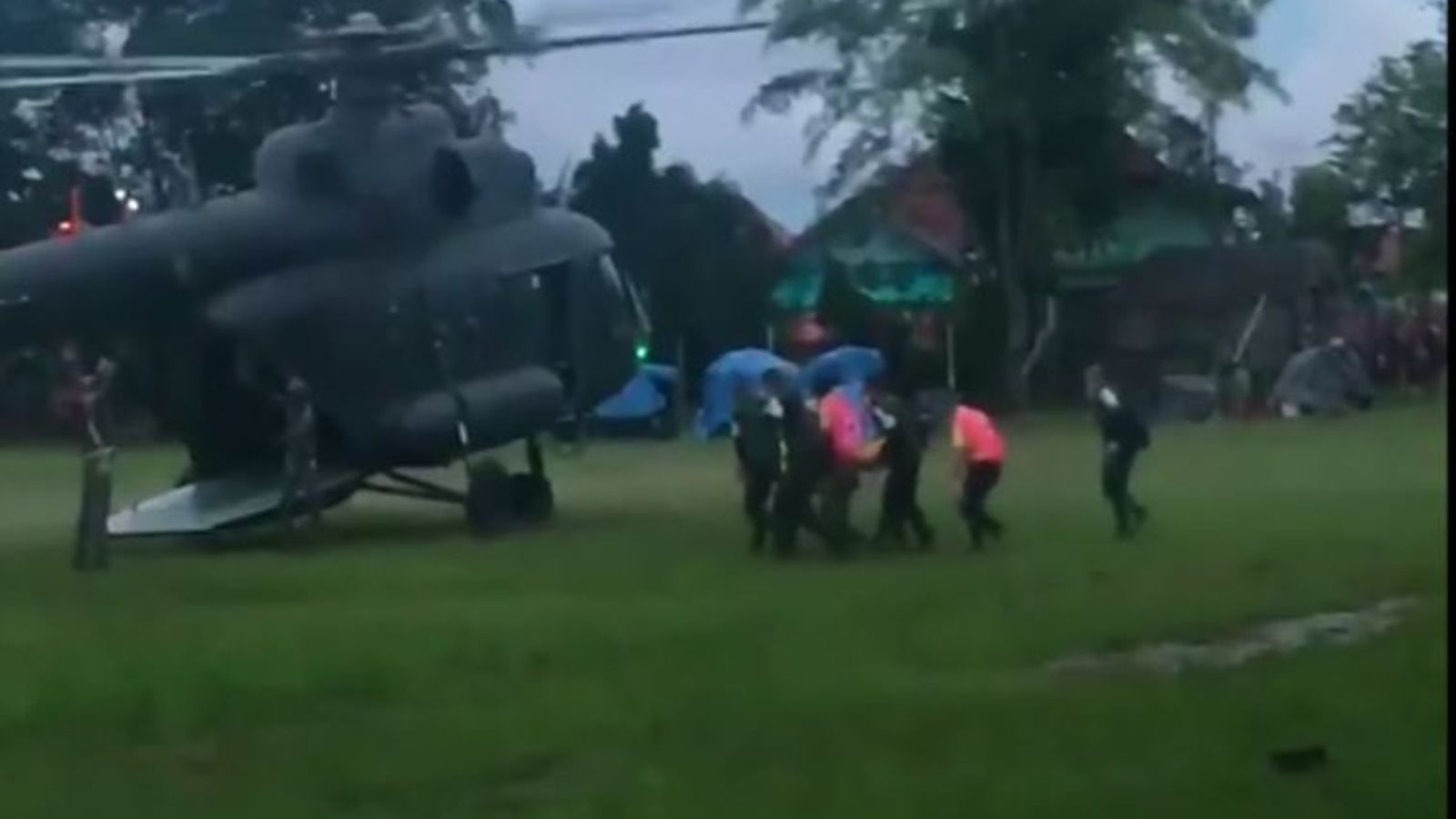 helikopteri hakee lasta thaimaassa