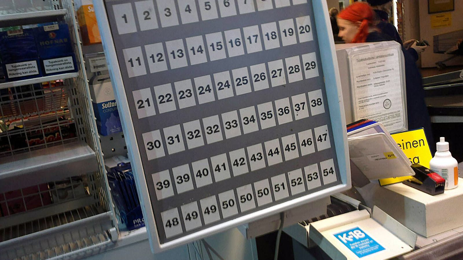 Helsingin Hakaniemessä Ympyrätalossa sijaitsevan S-marketin uusi tupakka-automaatti.