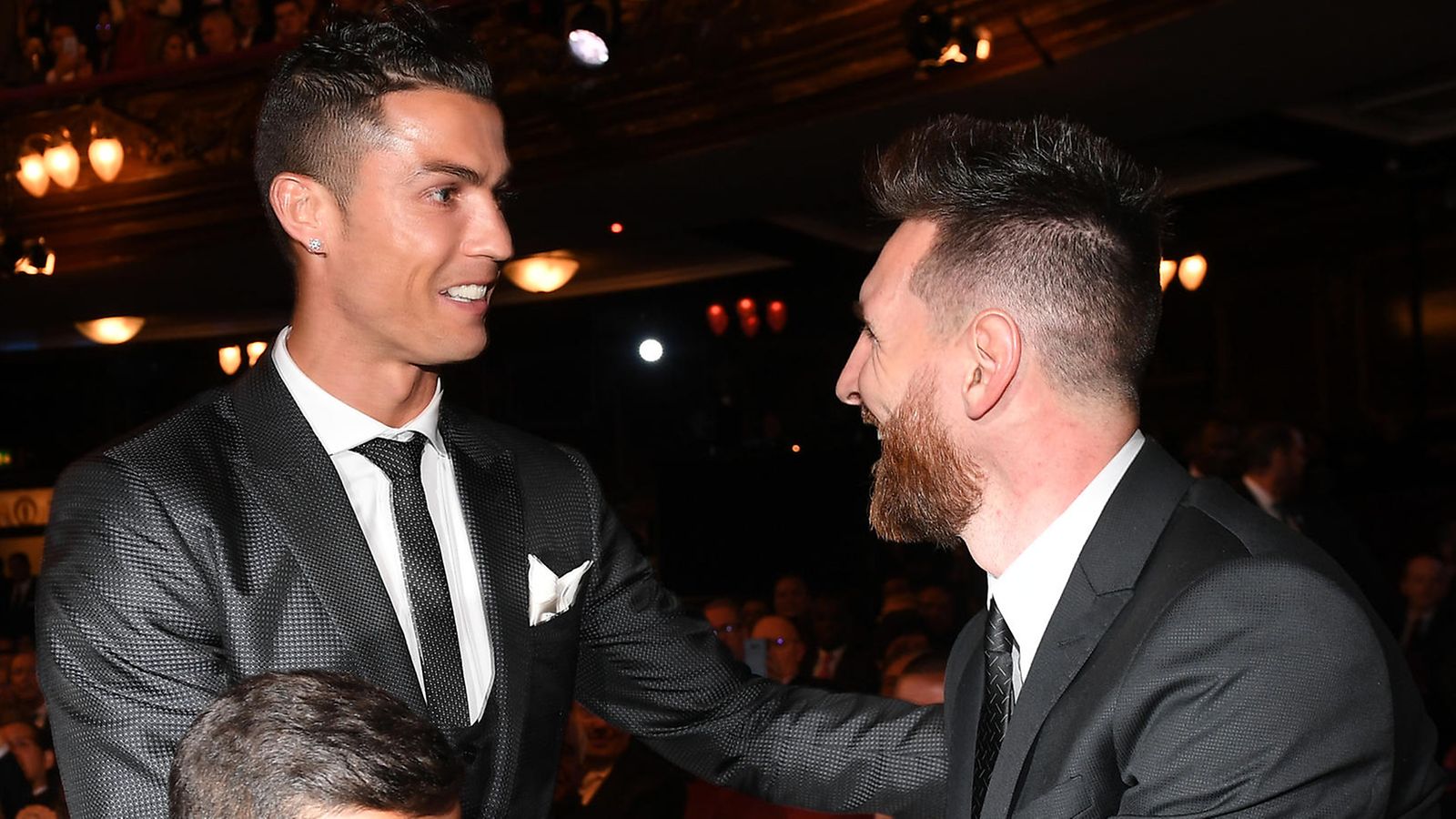 Cristiano Ronaldo ja Lionel Messi viime vuoden palkintogaalassa.