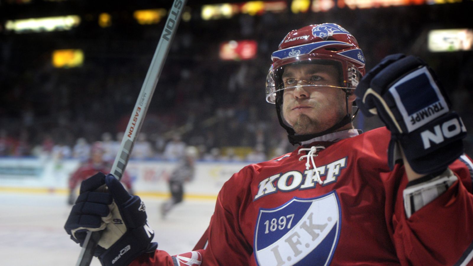 HIFK:n Iiro Pakarinen juhlii maaliaan jääkiekon SM-liigan avauskierroksen ottelussa HIFK-Jokerit Helsingissä torstaina 13. syyskuuta 2012.