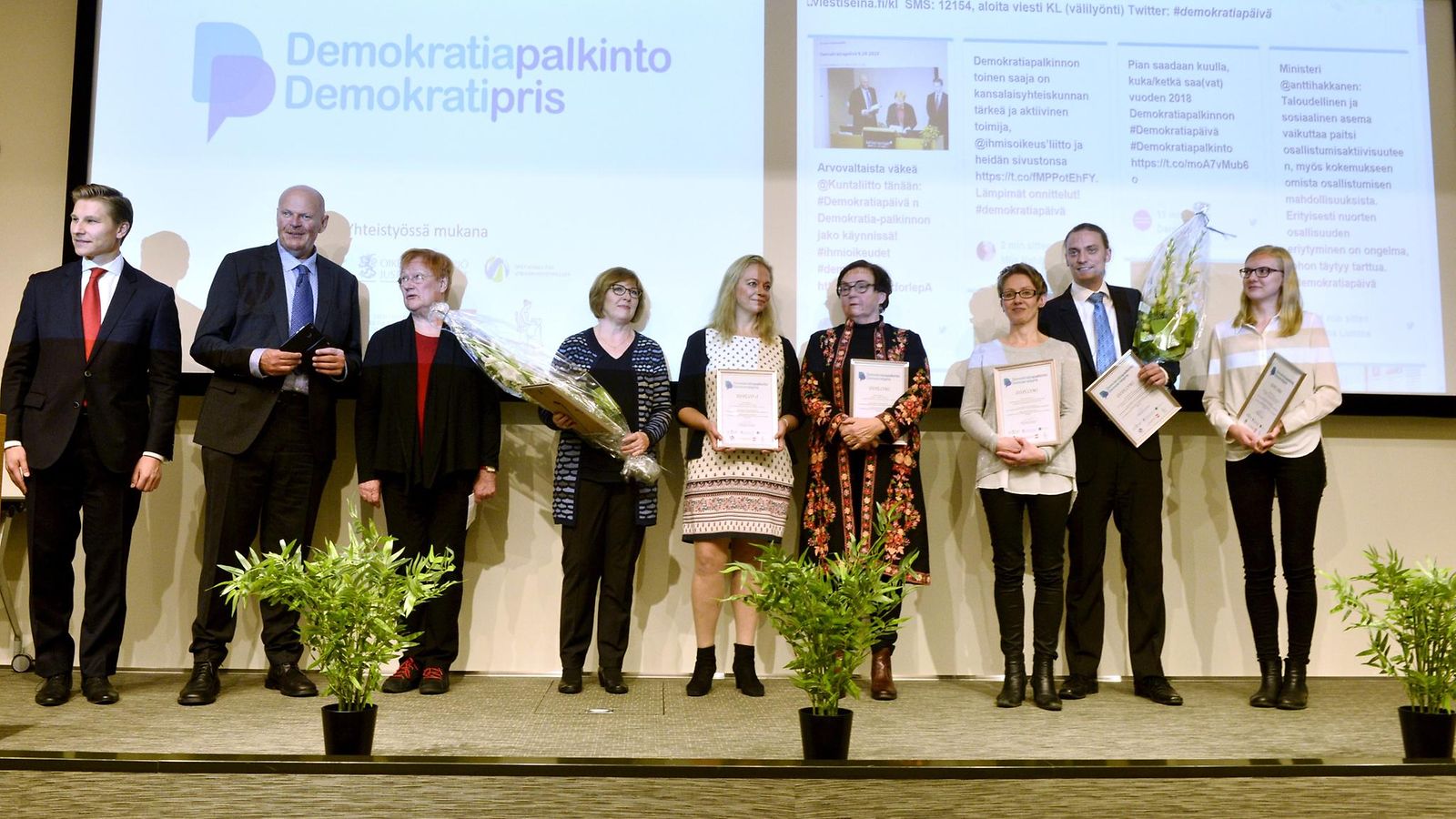 Ihmisoikeusliitto ja Naistoimittajien yhdistys vastaanottivat oikeusministeriön Demokratiapalkinnon Demokratiapäivillä Helsingissä 9. lokakuuta 2018.