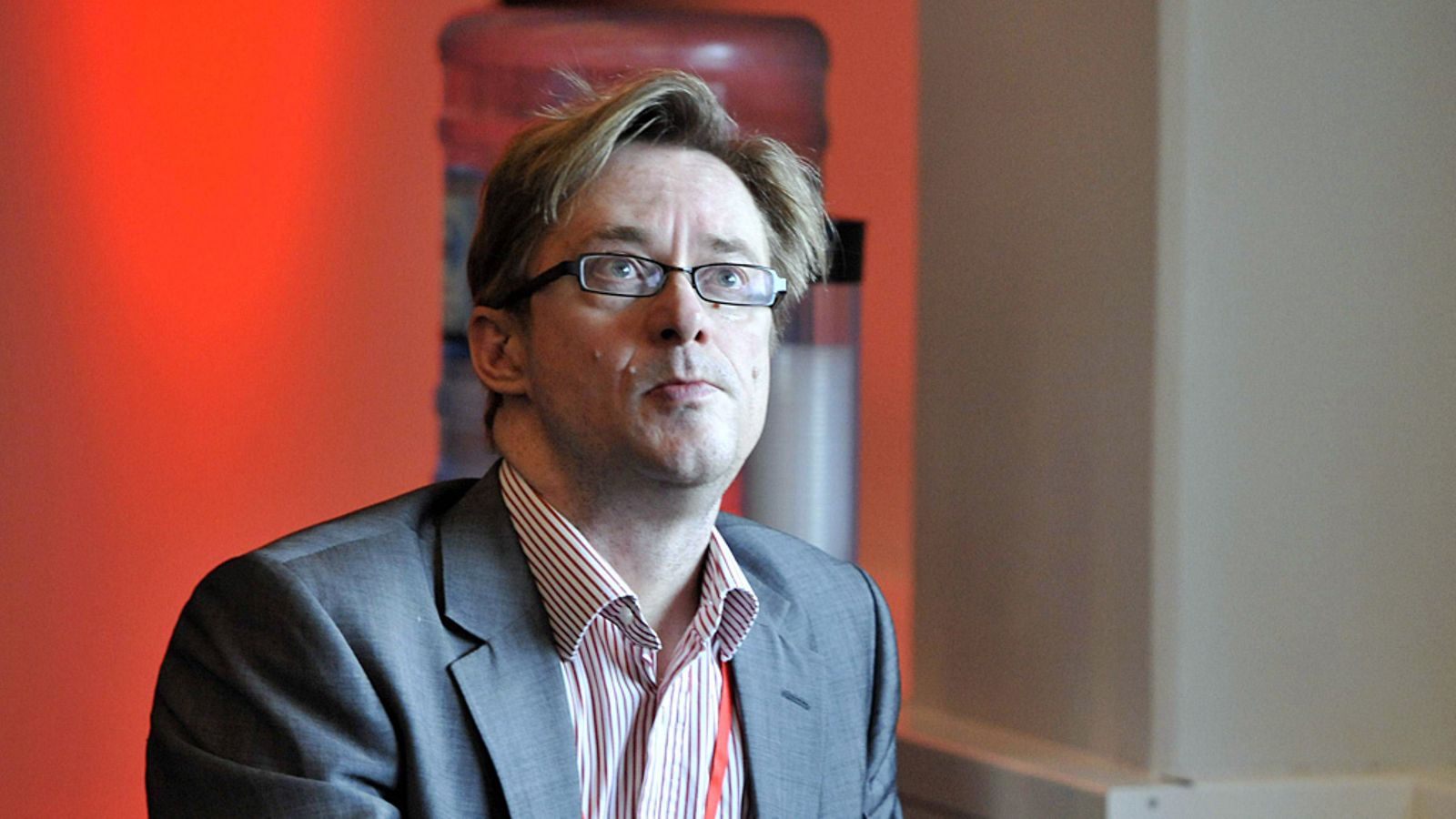 Mikael Jungner palasi puhujapönttöön ilmoittamaan pyytäneensä anteeksi Minna Lintoselta.