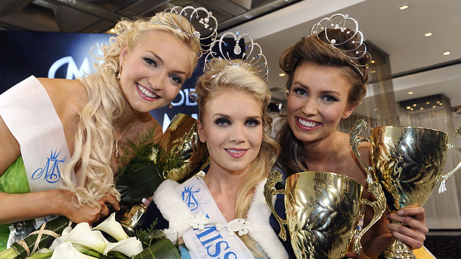 Ensimmäinen perintöprinsessa Maija Kerisalmi (vas.), Miss Suomi 2013 Lotta Hintsa (kesk.) ja toinen perintöprinsessa Helianna Ylimaula Miss Suomi 2013 -finaalilähetyksessä Kirkkonummella 5. toukokuuta 2013. Hintsa valittiin myös lehdistön ihannetytöksi.