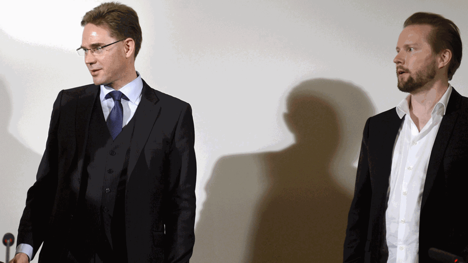 pääministeri Jyrki Katainen ja professori Pekka Himanen (oik.) Kestävän kasvun ja hyvinvoinnin foorumin lehdistötilaisuudessa Helsingissä 1. marraskuuta 2012.