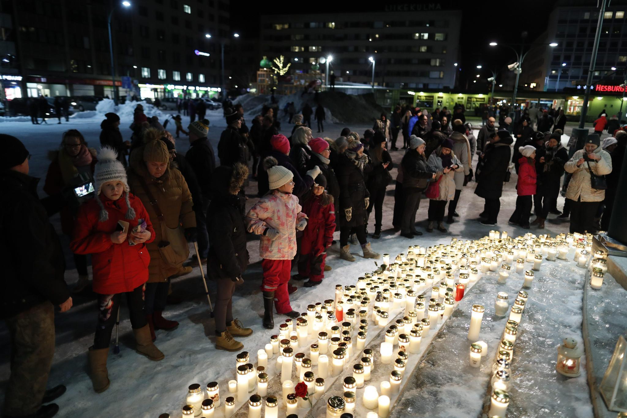 Olli Lindholmin kuolema kokosi fanit Porin kauppatorille