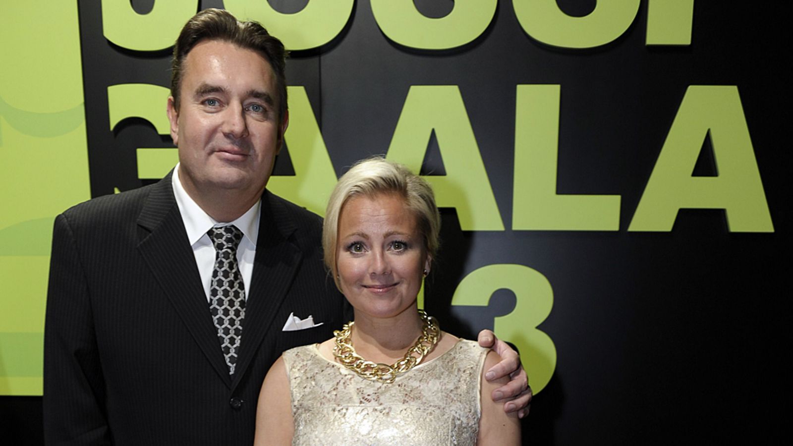 Ohjaaja Timo Koivusalo ja hänen vaimonsa Susanna Palin Jussi Gaalan red carpet osuudella ennen juhlatilaisuuden alkua.
