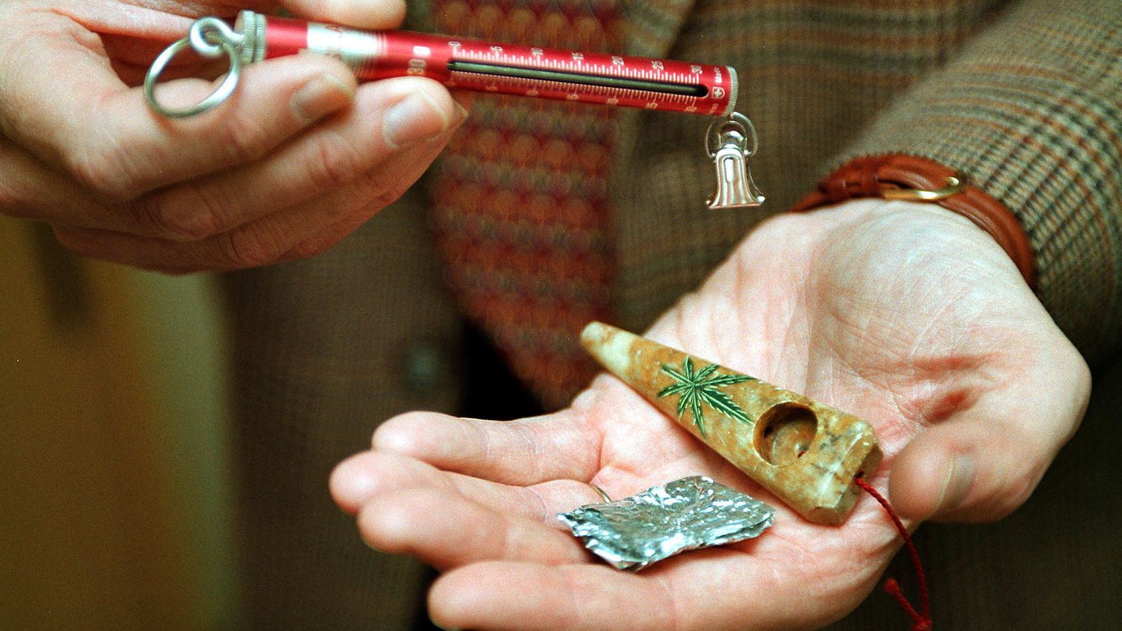 AOP huumeet huume kannabis piippu kannabispiippu pilvi marihuana marijuana hasis 7.04704480