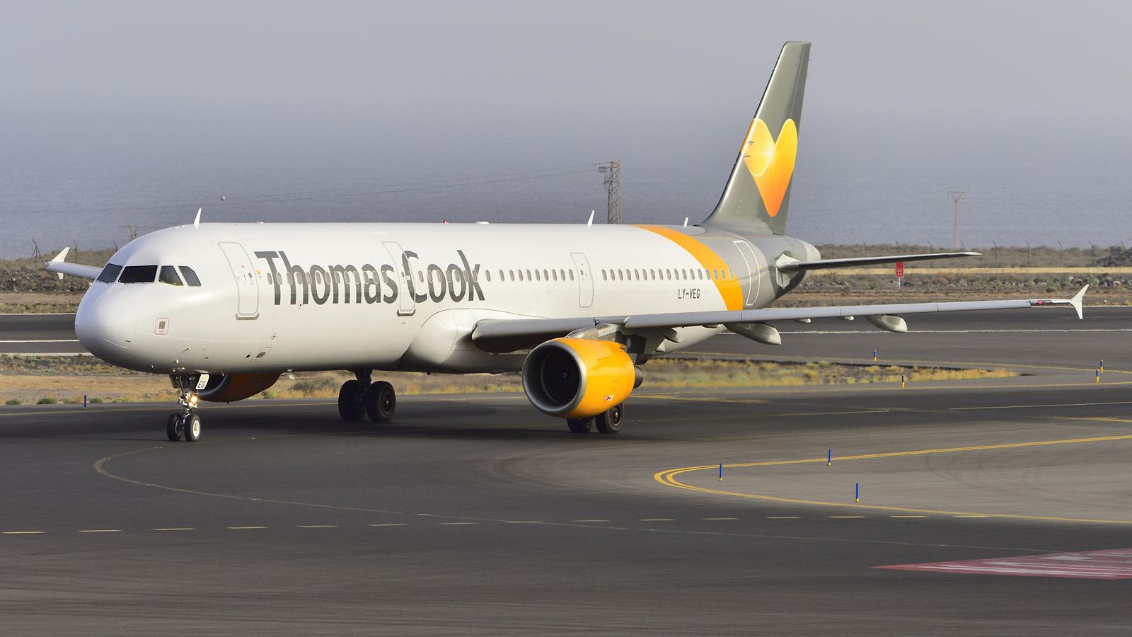 thomas cook airlines, lentokone, lentokenttä