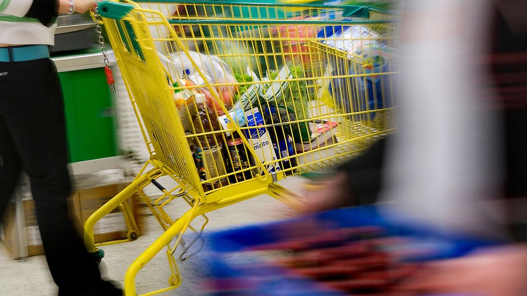 Ruoan hinta nousee nyt synkällä tavalla Suomessa – Ruotsissa kova keino käyttöön