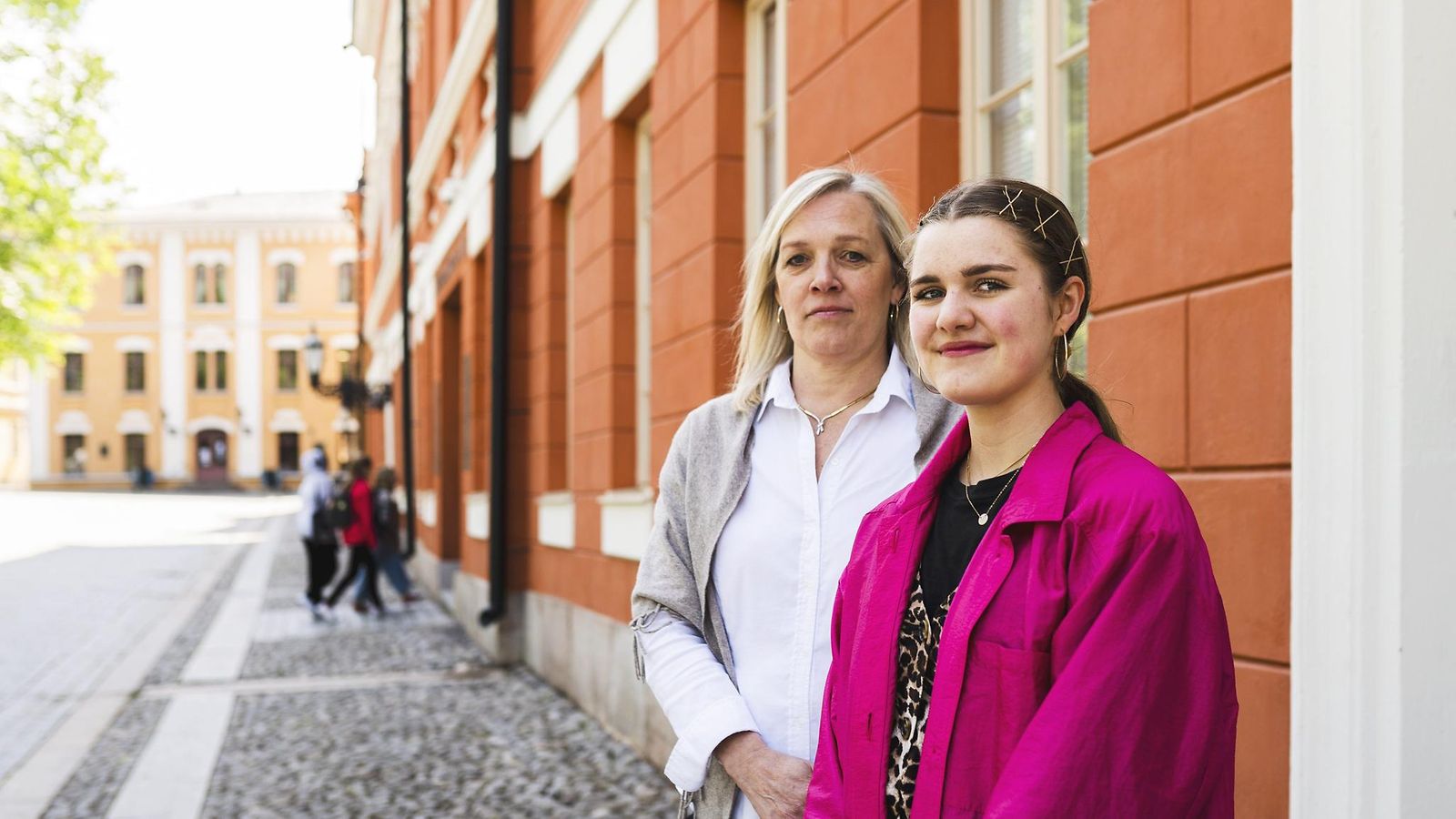 Turun Katedralskolanista valmistuva ylioppilas Elsa Klingstedt (oik.) ja Katedralskolanin rehtori Marianne Pärnänen Katedralskolanin edustalla Turussa 30. toukokuuta 2019.