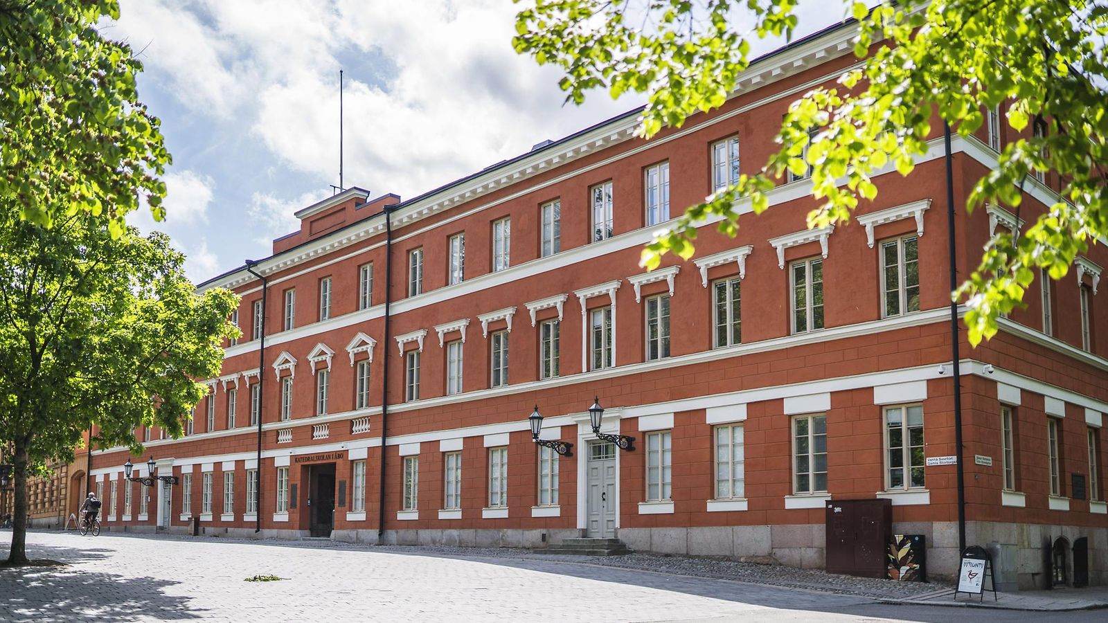 Turun Katedralskolan kuvattuna Turun vanhalla suurtorilla 30. toukokuuta 2019.