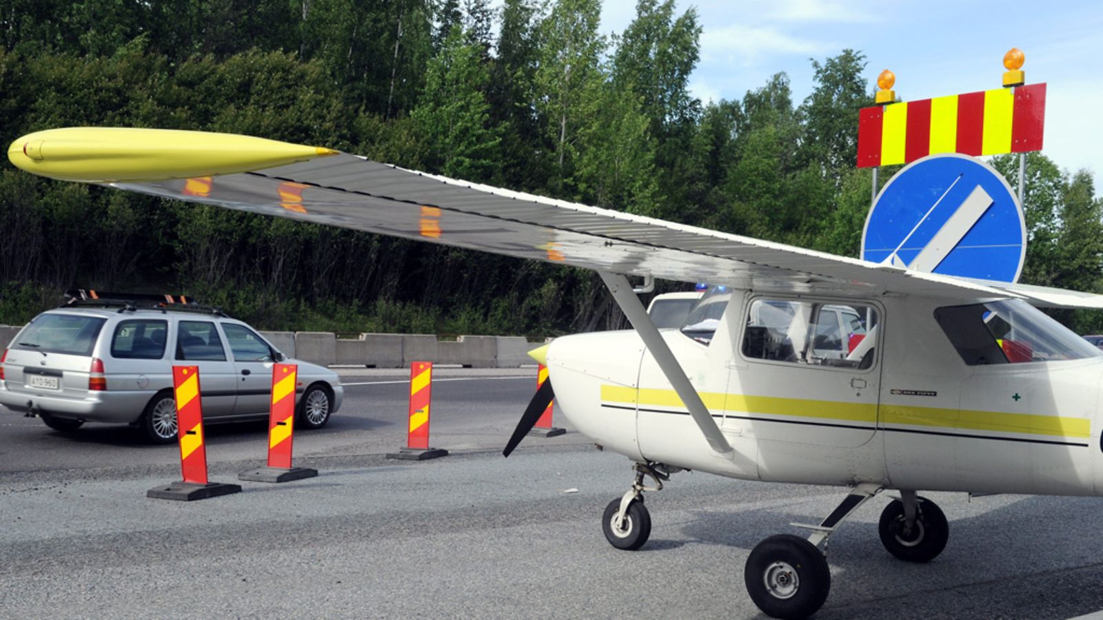 Koulutuslennolla ollut pienkone, Cessna 150, teki pakkolaskun Porvoon moottoritielle Sipoossa 2. kesäkuuta 2011.