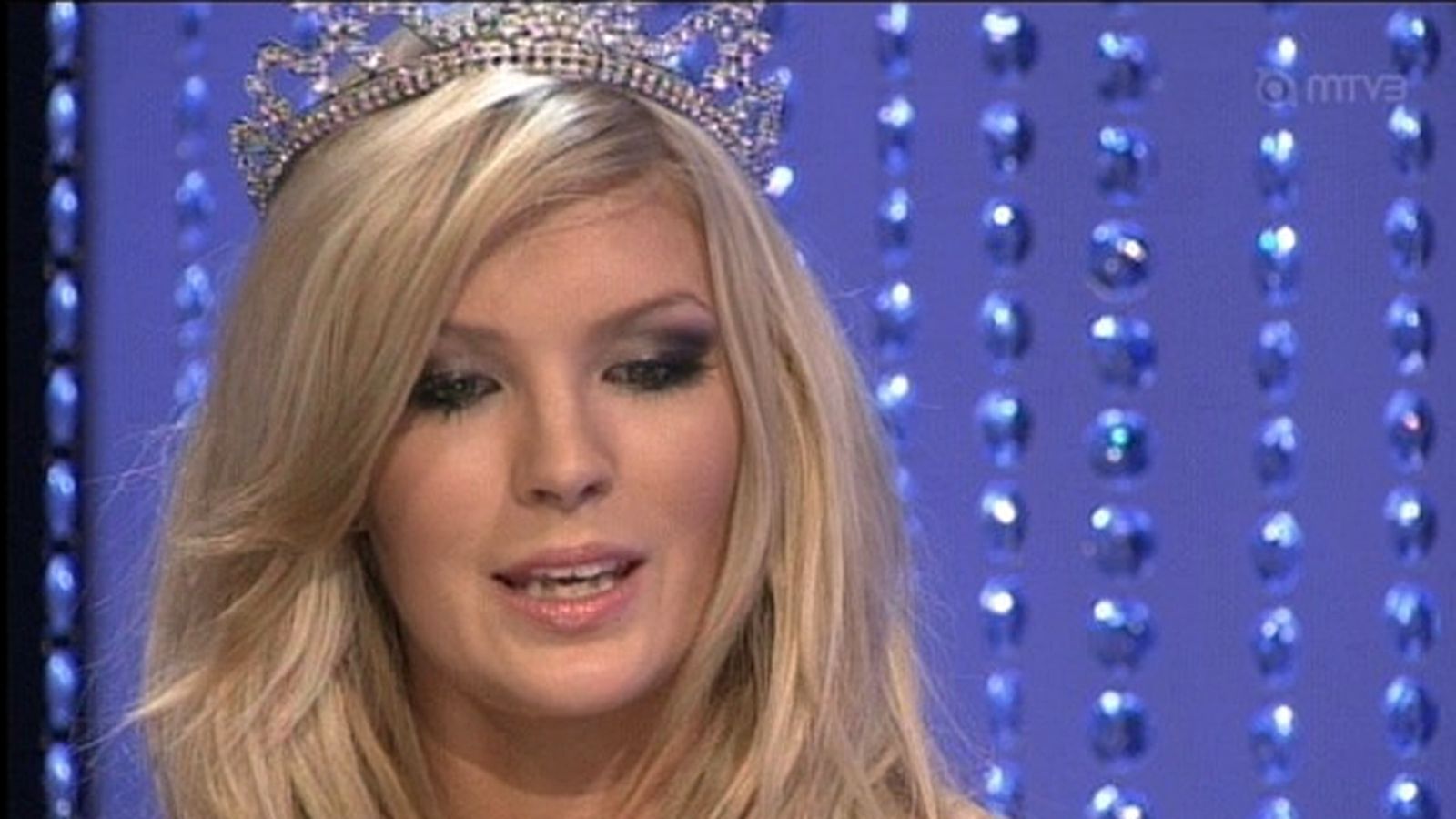 Pia Pakarinen luopui Miss Suomen kruunustaan suorassa lähetyksessä.