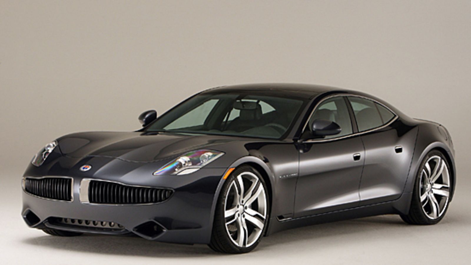 Fisker Karma edustaa ulkoisesti superautoluokkaa.
