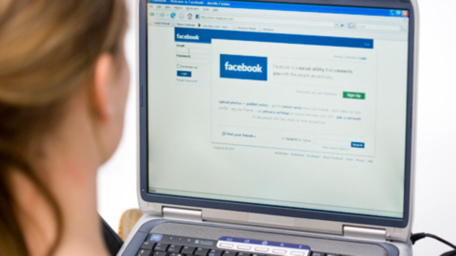 Nainen Facebookissa