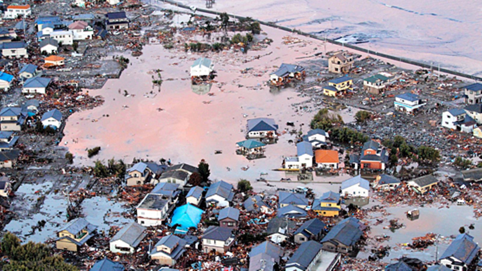 Järistys ja sitä seurannut tsunami on runnellut Japanin rannikkoa pahoin. Kuva Fukushimasta.