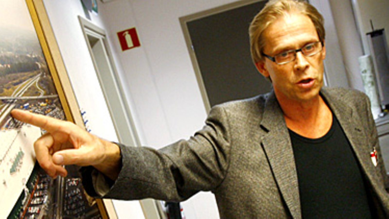 Toivo Topi Sukari pääkaupunkiseudun Ideaparkia koskevassa tiedotustilaisuudessa, Vihdin kunnanvirastossa, Nummelassa tiistaina 11. maaliskuuta 2008. Kuva: Lehtikuva