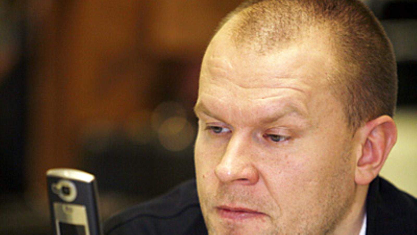 Jere Karalahti odotteli huumejuttunsa käsittelyn jatkumista Espoon käräjäoikeudessa 4. helmikuuta 2008. Kuva: Lehtikuva
