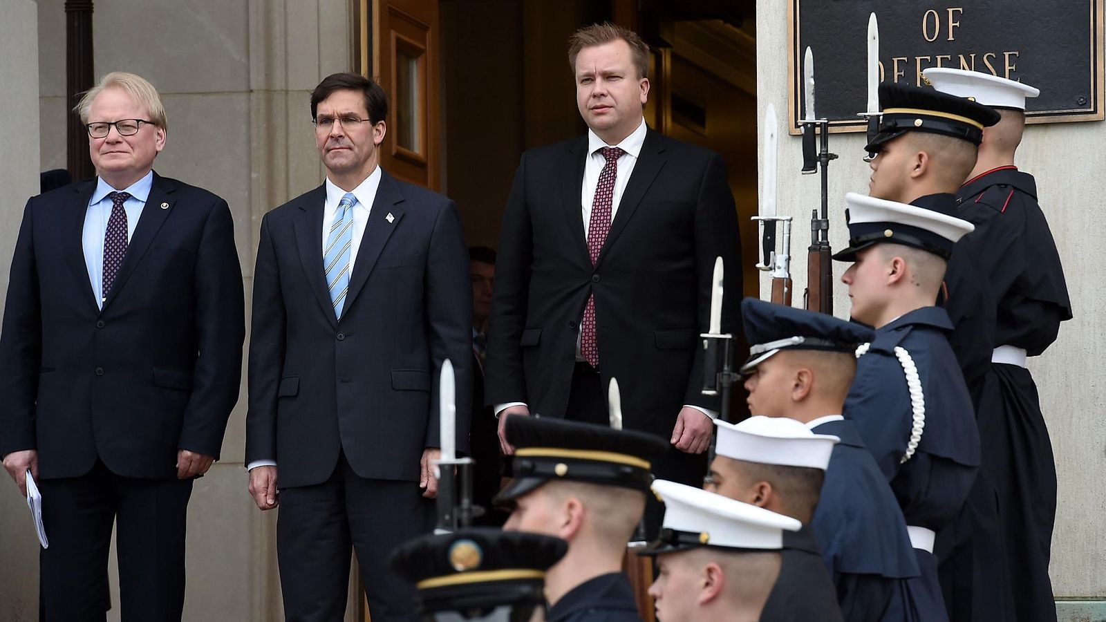 LK Mark Esper (keskellä), Antti Kaikkonen, Peter Hultqvist 10.12.2019 Pentagon Washington