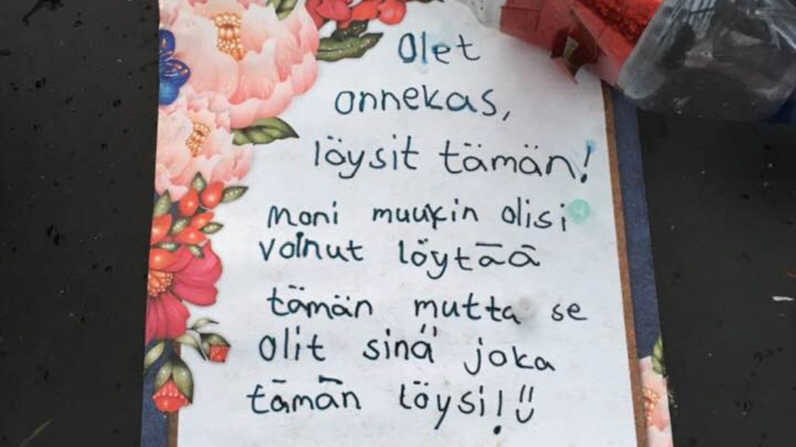 Sari Tapiola löysi vuoden ensimmäisenä päivänä mökkirannastaan pullon, jonka sisällä oli helmiä, höyheniä ja iloinen viesti.