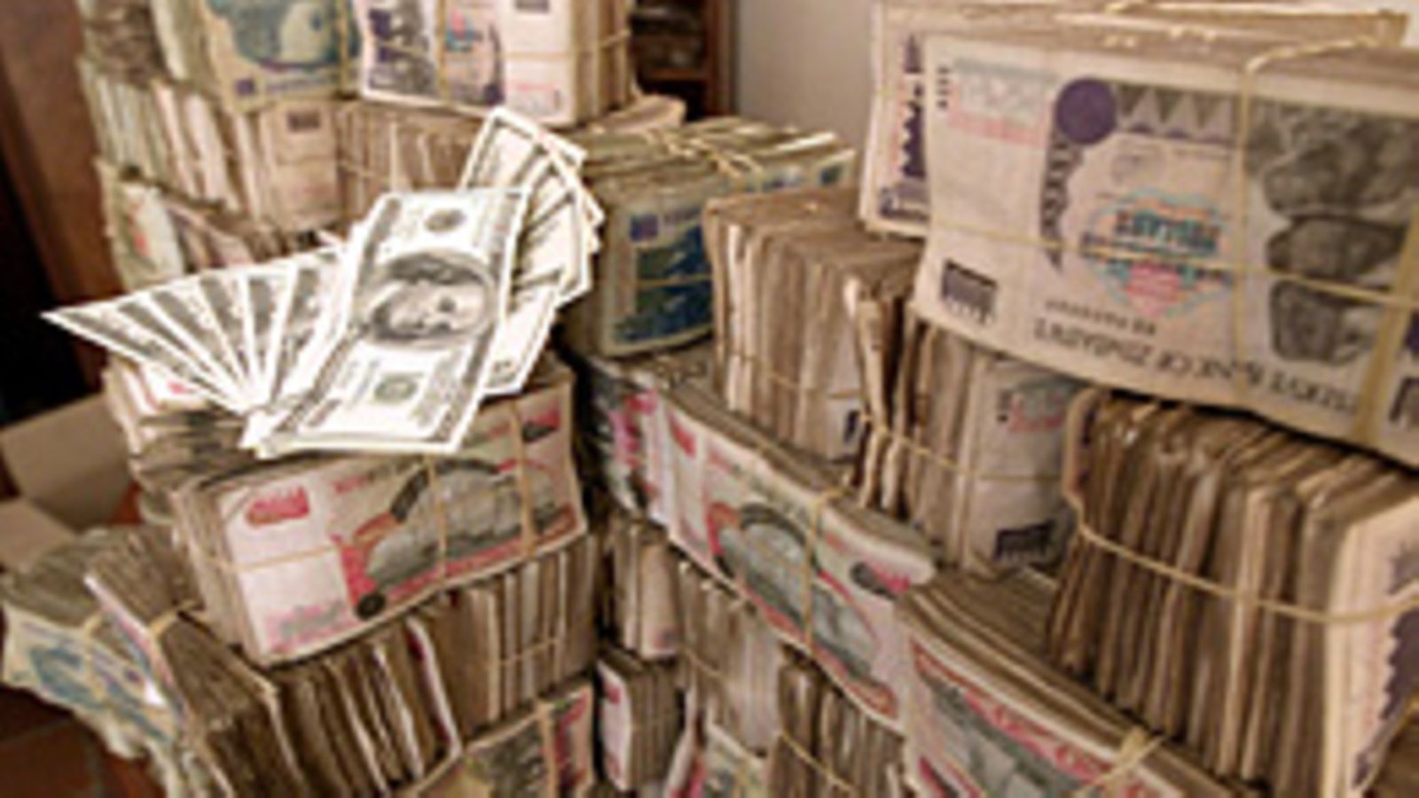 Jo vuonna 2003 sai 1700:lla jenkkidollarilla 9 miljoonaa Zimbabwen dollaria. Kuva: EPA