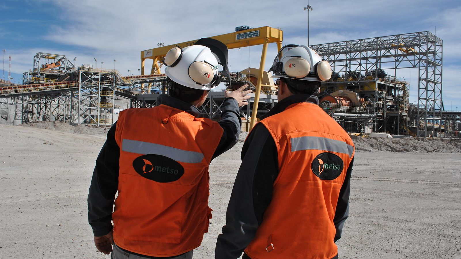 Metso-Minera-Esperanza-mill-linings-installation-2