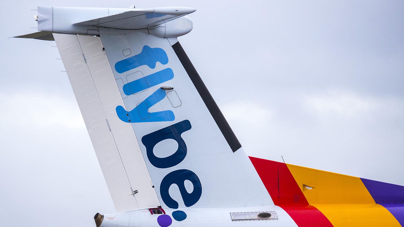 Flybe lopettaa lennot välittömästi eikä kykene järjestämään korvaavia lentoja.