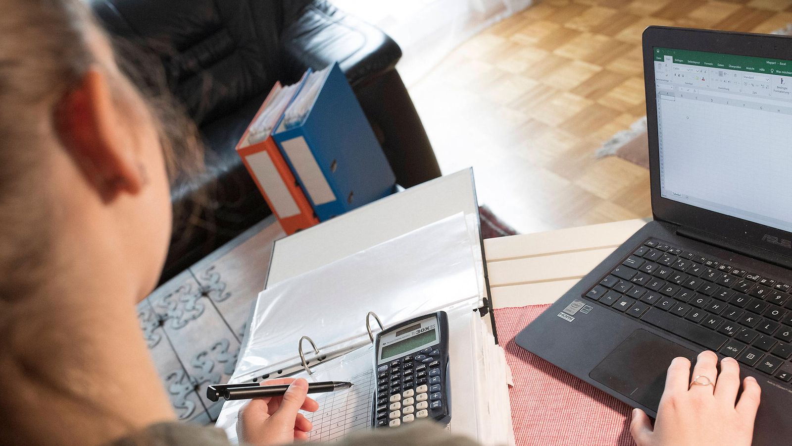 AOP nainen tietokoneella läksyt 16.2.98344652
