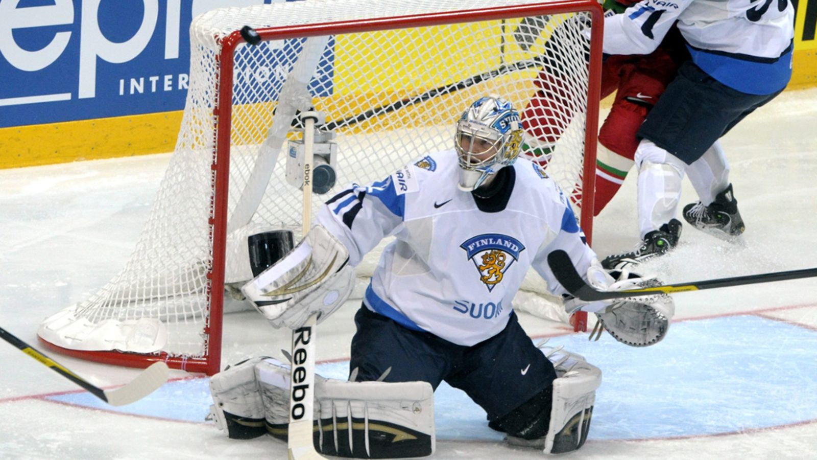 Kari Lehtonen torjuntatehtävissä Valko-Venäjä-pelissä.