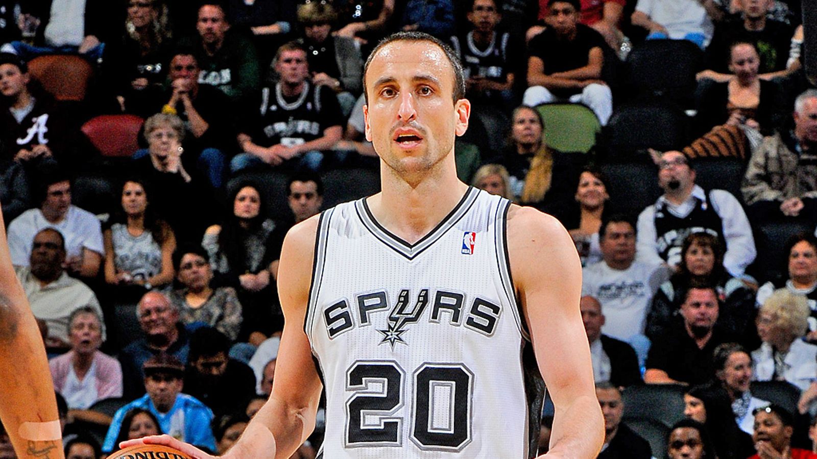 Manu Ginobili on loukkaantuneena sivussa.