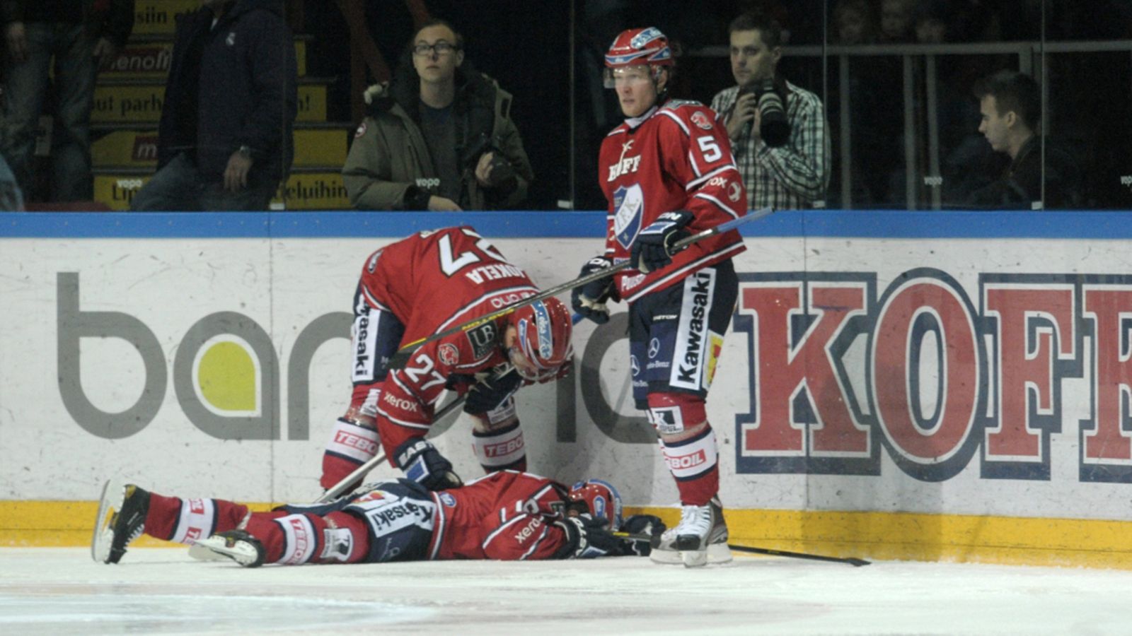 HIFK:n Ville Peltonen makaa jäässä taklauksen jälkeen