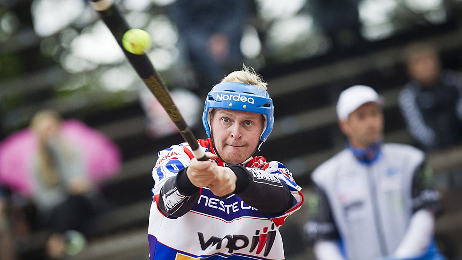 Matti Korhonen lyö palloa kaudella 2012 Nurmon paidassa.