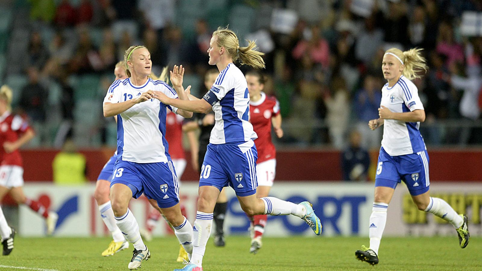 Kapteeni Annica Sjölund saa onnittelut 1-1-maalista.