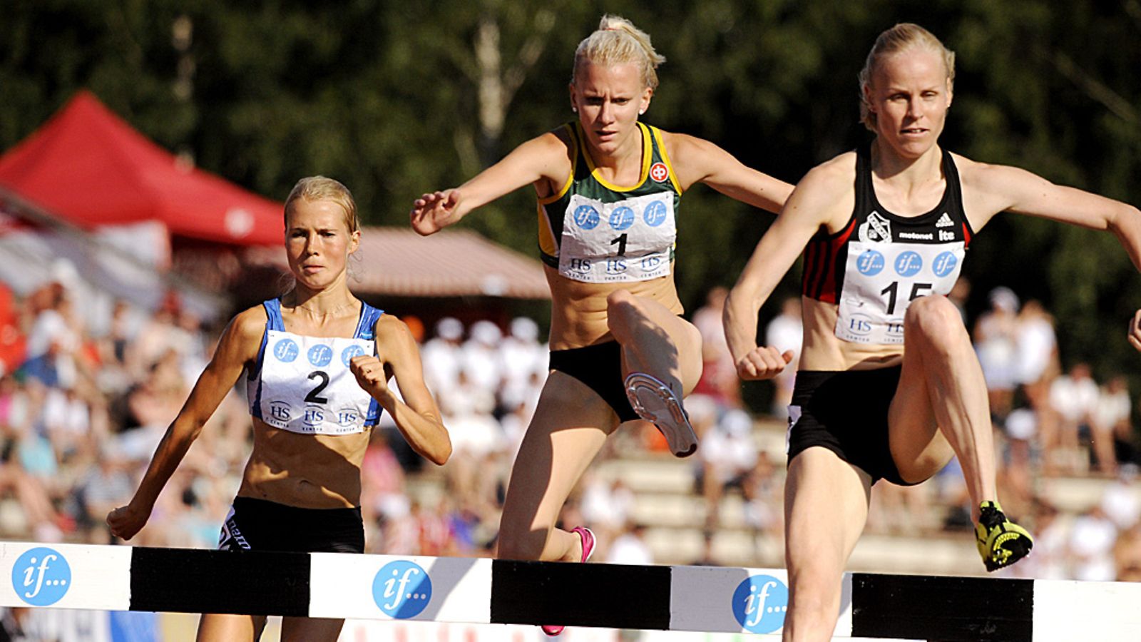 Oona Sormunen (vas.), Sandra Eriksson ja Johanna Lehtinen estefinaalissa.